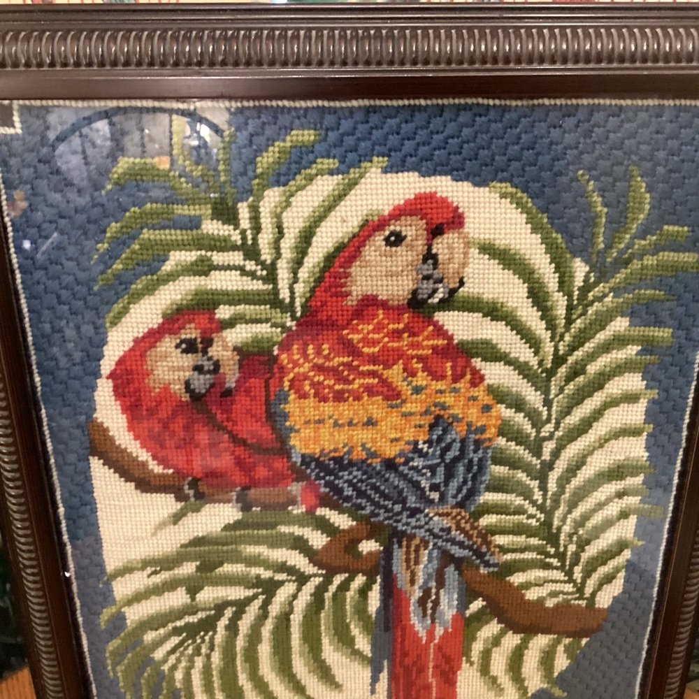 1980s crewel needle point of parrots - Picture 3 of 9